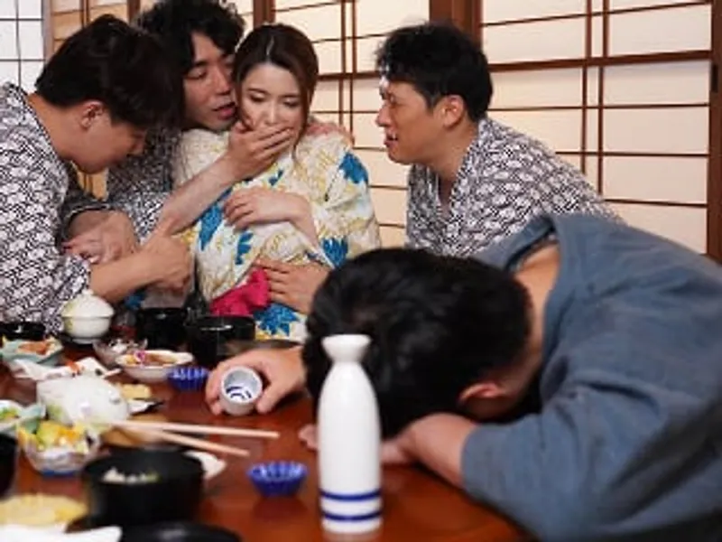 đưa bà xã đi suối nước nóng, ông chồng không biết cô vợ bị người khác địt sấp mặt