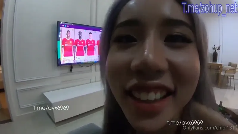 Hình ảnh cô gái đang kêu mọi người cùng im lặng để tập trung xem đá bóng