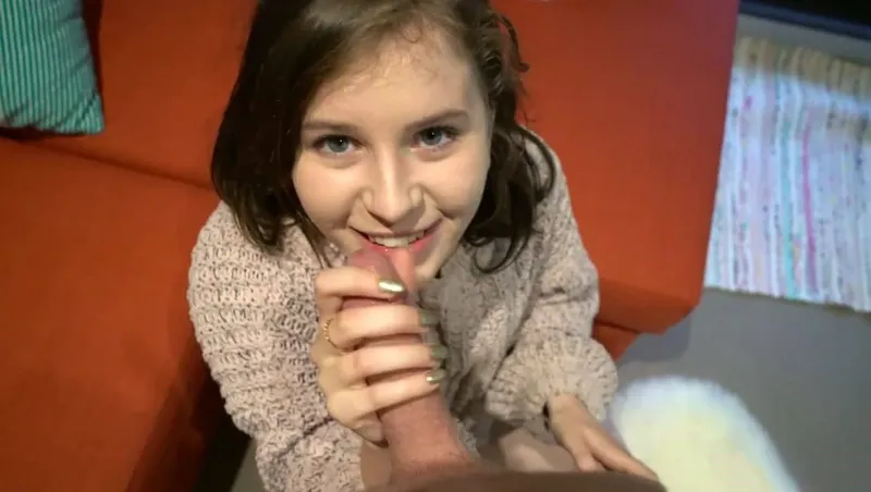 Bắn tinh ngập chiếc âm đạo hồng của bồ dễ thương