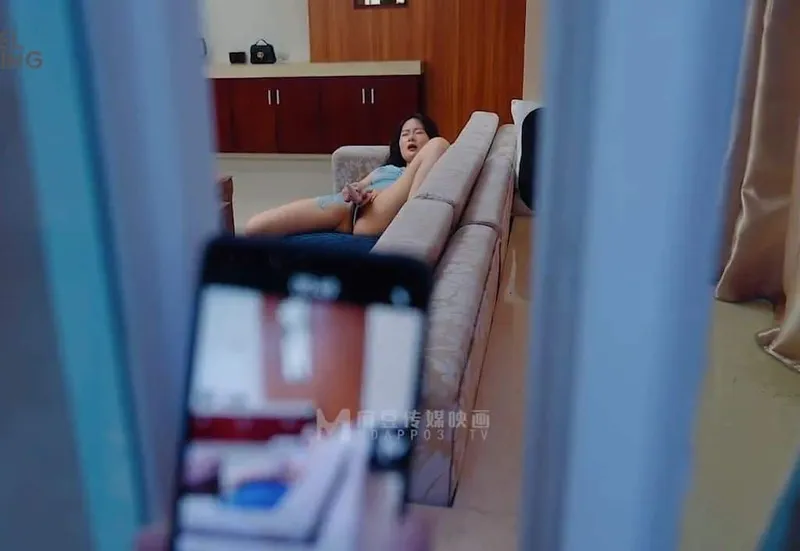 đột nhập xxx em nhà cạnh bên đang thủ dâm