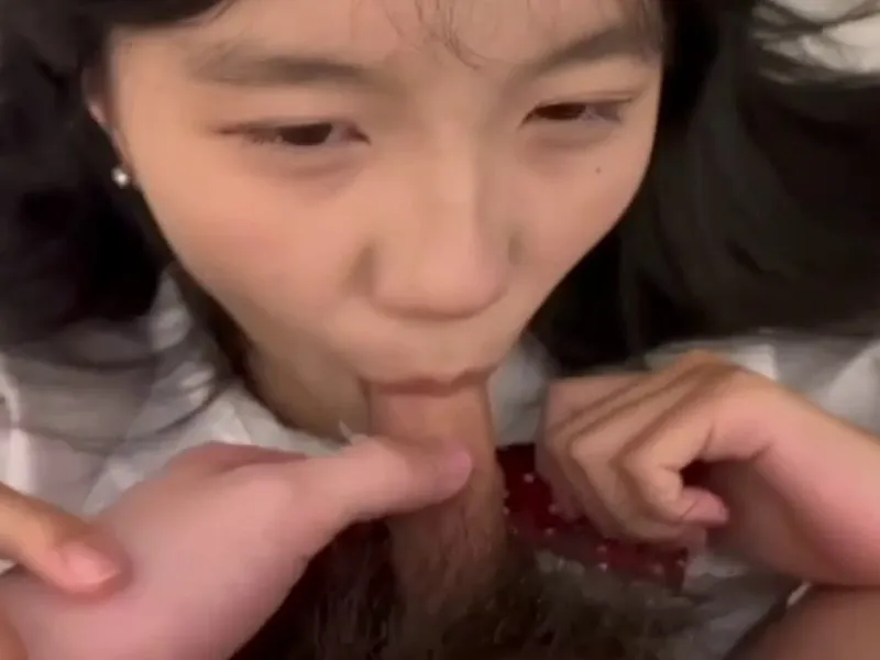 Em loli dễ thương mút củ khoải biến em thành con em đĩ dam dang p2